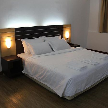 Sara Hotel Labuan Esterno foto