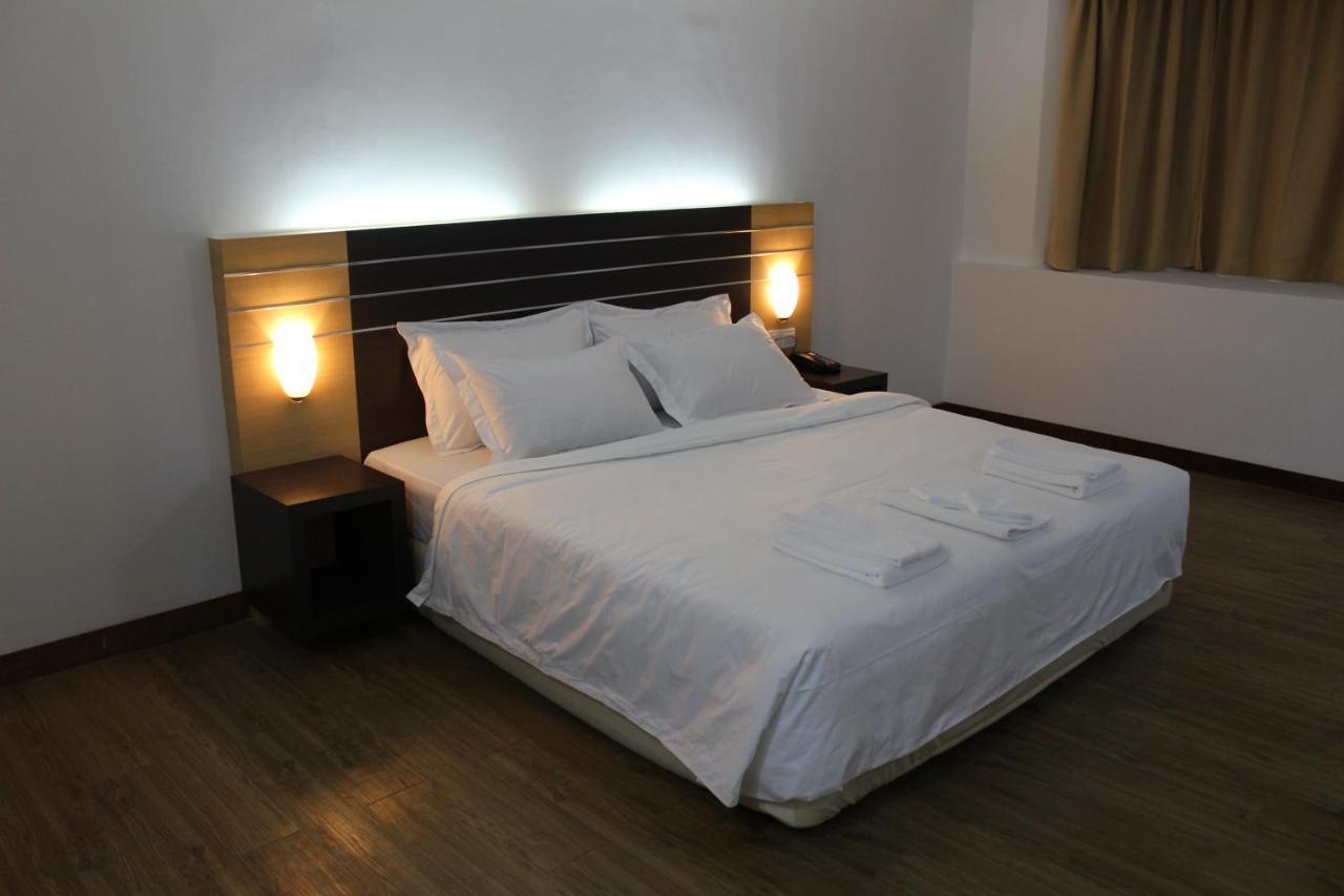 Sara Hotel Labuan Esterno foto
