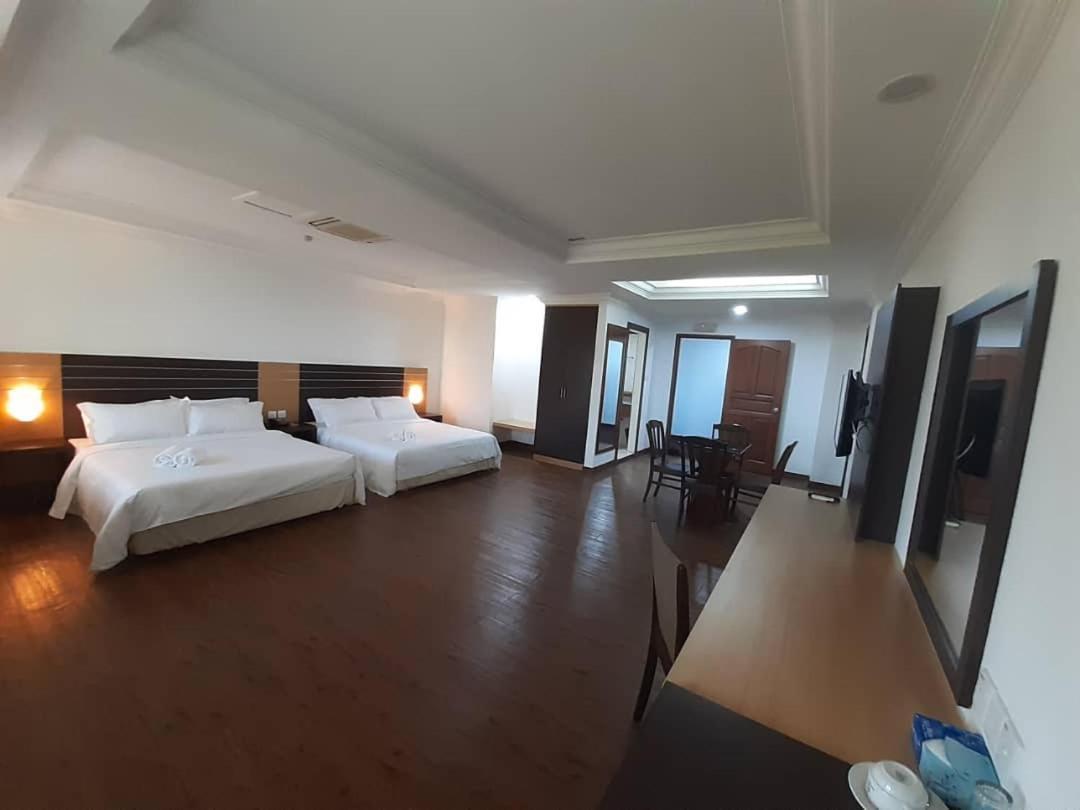 Sara Hotel Labuan Esterno foto