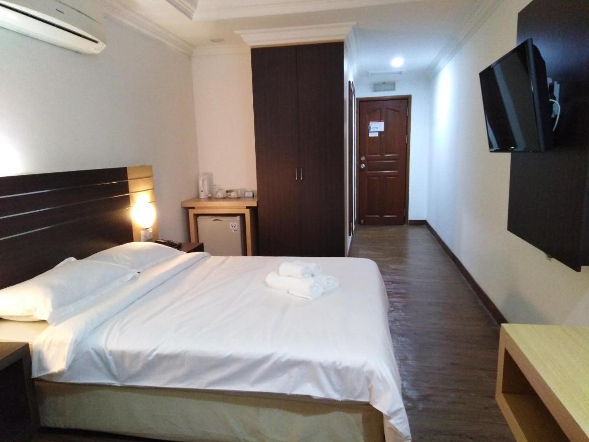 Sara Hotel Labuan Esterno foto