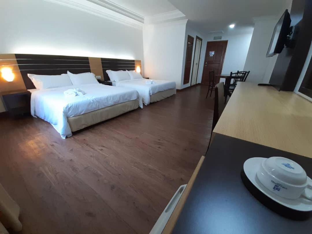 Sara Hotel Labuan Esterno foto