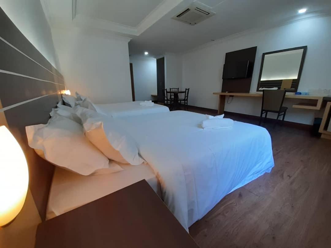 Sara Hotel Labuan Esterno foto