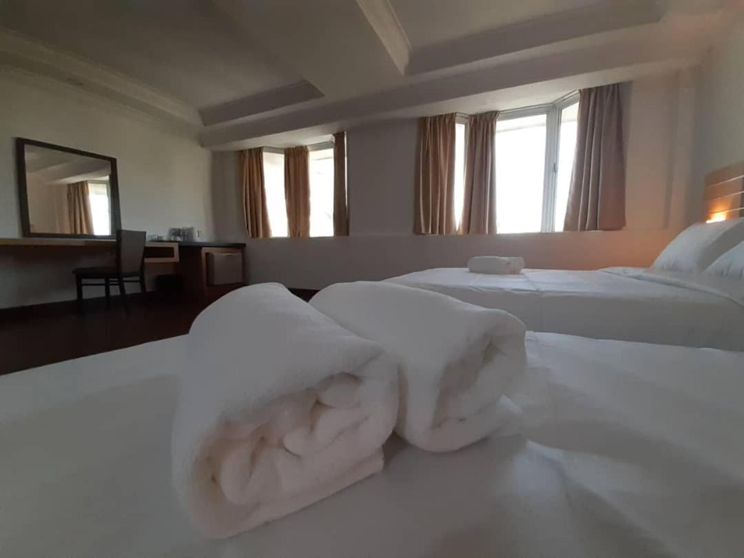 Sara Hotel Labuan Esterno foto