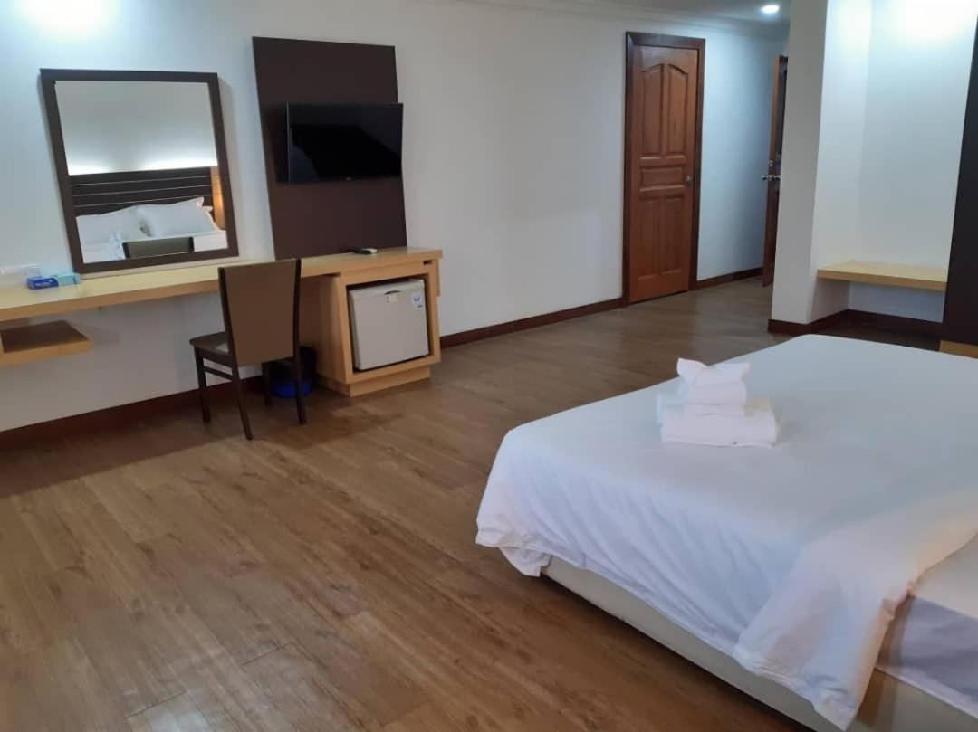 Sara Hotel Labuan Esterno foto