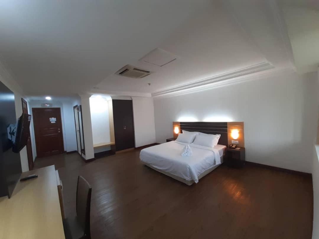 Sara Hotel Labuan Esterno foto