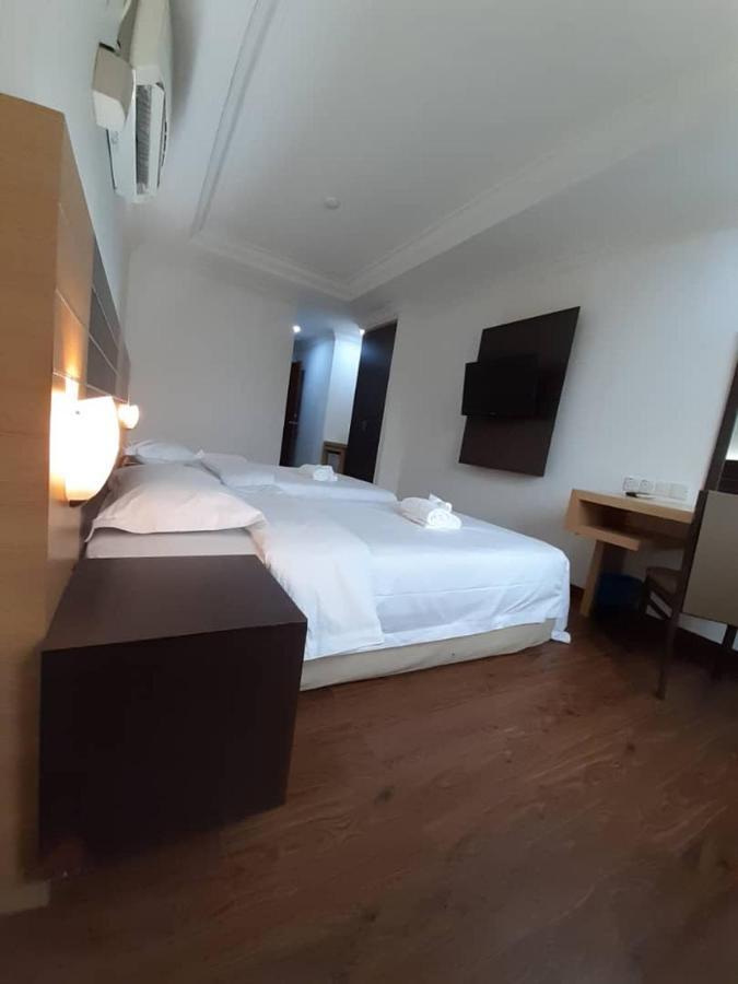 Sara Hotel Labuan Esterno foto